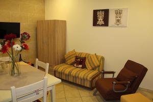 sala de estar con sofá y silla en Il Conte di Cavour en Siracusa