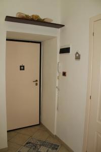 una puerta blanca en una habitación con una pared blanca en Il Conte di Cavour en Siracusa
