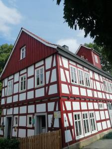 ein rotes und weißes Gebäude mit rotem Dach in der Unterkunft Ferienhaus Alte Feuerwehr in Fritzlar