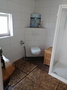 baño pequeño con aseo y ventana en Ferienhaus Alte Feuerwehr en Fritzlar