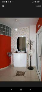 ein Bad mit einem Spiegel und einem Waschbecken im Zimmer in der Unterkunft Kosmira Big House in Ioannina