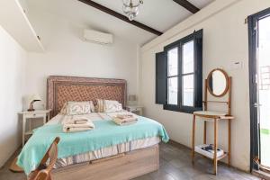 1 dormitorio con 1 cama con toallas en Champion Duplex Terrace and Garage Old Town 6 pax, en Sevilla