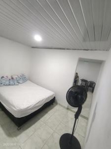 Habitación con cama y silla. en Hermoso apartamento independiente para pareja, en Villavicencio