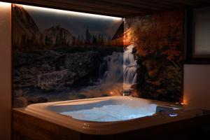 una vasca da bagno con un dipinto di una cascata di Base531 a Tovo di Sant'Agata Altre 37 foto