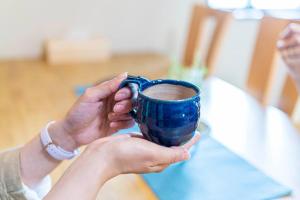 Set per la preparazione di tè e caffè presso 朝ドラのロケ地 信楽焼きの窯元に泊まれます 無料駐車場有 4人まで宿泊可能