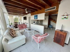 salon z kanapą i stołem w obiekcie Exclusivo apartamento Duplex Bahia fragata w mieście San Andrés
