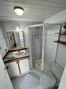 a bathroom with a shower and a sink and a toilet at Exclusivo apartamento Duplex Bahia fragata in San Andrés +11 photos