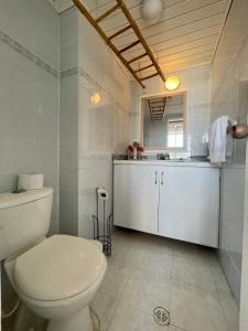łazienka z toaletą i umywalką w obiekcie Exclusivo apartamento Duplex Bahia fragata w mieście San Andrés