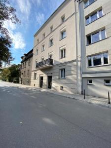 una calle vacía delante de un edificio en Blue Residence Orawska 5 en Cracovia