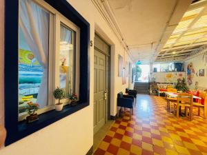 安地瓜的住宿－Hotel y Arte Antigua by Amazing Guatemala Travel，走廊上设有桌椅的房间