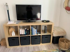 un centro de entretenimiento de madera con TV en Ferienwohnung Engelke, en Emden