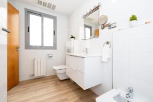 グラナダにあるAcogedor apartamento pleno centro de Granada y PARKINGの白いバスルーム(洗面台、トイレ付)