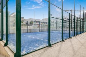 Tenis alebo squash v ubytovaní W4 Private Pool - Luxury Style Apartment alebo jeho okolí