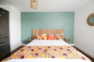 Postel nebo postele na pokoji v ubytování Belle maison à Saint Cybard -Fibre,Jardin,Netflix