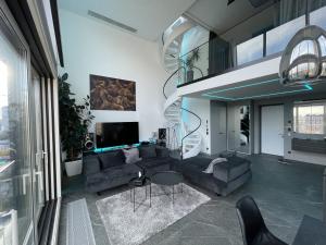 Posezení v ubytování The Penthouse Kyiv