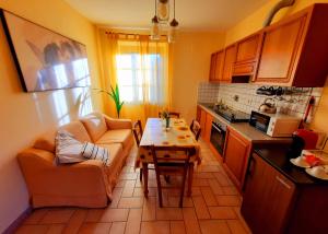 Kitchen o kitchenette sa LEONÄRDO Guests House