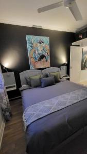 Tempat tidur dalam kamar di Life on Trotter - 2 x Bedroom APT!