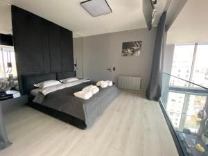 Postel nebo postele na pokoji v ubytování The Penthouse Kyiv