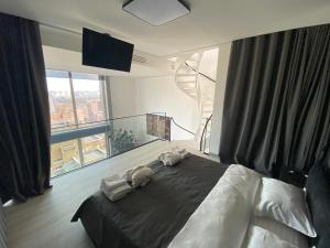 Postel nebo postele na pokoji v ubytování The Penthouse Kyiv