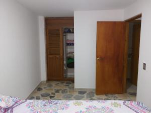 1 dormitorio con cama y armario de madera en Envigado Parque Principal - Orquideas piso 3, en Envigado