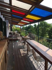 patio ze stołami i krzesłami na tarasie w obiekcie suite with terrace in Milan naviglio pavese w Mediolanie