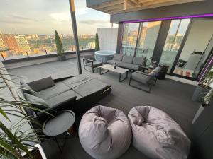 Posezení v ubytování The Penthouse Kyiv