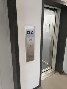 - un ascenseur dans un immeuble avec un panneau sur le mur dans l'établissement Stuttgart Holiday 02, à Stuttgart