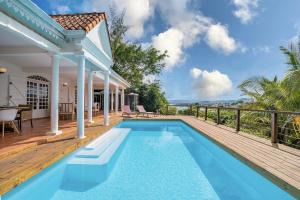 Casa con piscina y terraza de madera en Villa Caluma, magnifique villa de 3 chambres avec piscine et vue mer, accès rapide au golf, Trois ilets, en Les Trois-Îlets