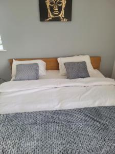 A bed or beds in a room at NO 7 Decent Home (Generous luxury bedroom)
