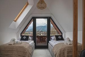 Postel nebo postele na pokoji v ubytování Apartamenty Osada Antałówka Zakopane