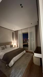 Postel nebo postele na pokoji v ubytování Beachfront Luxury Apartment-Pearl Island شقه مطله على الشاطئ بجزيرة اللؤلؤه