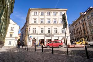una furgoneta roja estacionada frente a un edificio en Bright Apartment in Old Town by Prague Days en Praga