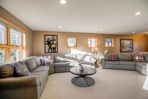 Istumisnurk majutusasutuses Crossroads Nordic Townhome: Spacious, On Bike Path