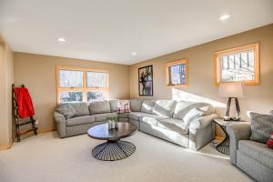 Istumisnurk majutusasutuses Crossroads Nordic Townhome: Spacious, On Bike Path