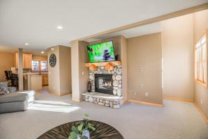 Televiisor ja/või meelelahutuskeskus majutusasutuses Crossroads Nordic Townhome: Spacious, On Bike Path