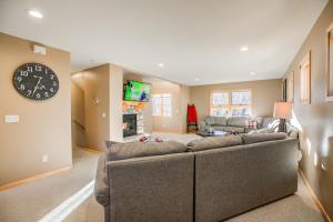 Televiisor ja/või meelelahutuskeskus majutusasutuses Crossroads Nordic Townhome: Spacious, On Bike Path +28 fotot