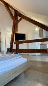 Habitación con cama en una habitación con vigas de madera. en Apartments Katrca Ljubljana, en Liubliana
