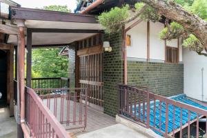 Un balcón o terraza en 自然豊か棚田百選の棚田・道の駅・金剛山登山・釣り・ゴルフに便利/8名宿泊可広々一軒家/無料駐車場
