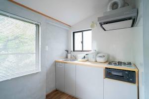 Una cocina o cocineta en 自然豊か棚田百選の棚田・道の駅・金剛山登山・釣り・ゴルフに便利/8名宿泊可広々一軒家/無料駐車場