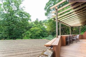 Un balcón o terraza en 自然豊か棚田百選の棚田・道の駅・金剛山登山・釣り・ゴルフに便利/8名宿泊可広々一軒家/無料駐車場