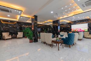 eine Lobby mit Stühlen und einem Bildschirm in einem Gebäude in der Unterkunft Petra Elite Hotel in Wadi Musa