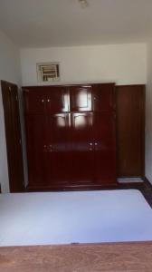 a room with brown wooden cabinets in a room at Raízes de Afrodite Kitnet in São Thomé das Letras