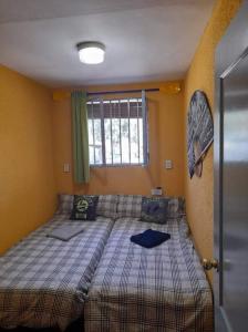 1 dormitorio con 1 cama en una habitación con ventana en R U Ready Fishing, River Ebro, en Mequinenza