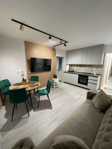 een woonkamer met een bank en een tafel bij Oxana Apartments - 3 camere - Timisoara in Timişoara