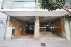 una entrada a un edificio con una columna en él en Habitación Verde en Buenos Aires