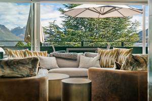 sala de estar con sofá y sombrilla en Luxury Penthouse P2, en Queenstown