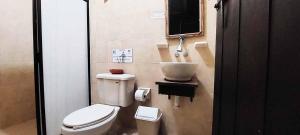 y baño con aseo y lavamanos. en Cabaña Velo de Novia, en Socoltenango