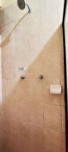 baño con ducha y soporte de papel higiénico en Cabaña Velo de Novia, en Socoltenango
