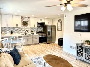 Η κουζίνα ή μικρή κουζίνα στο Guest Suites 1998 #1 - Charming 1 bedroom 1 bath Suite
