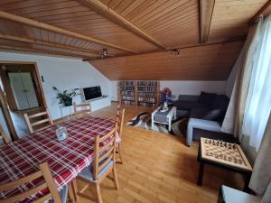 a living room with a table and a couch at Schöne 3 1/2 Zimmer Wohnung in der Zentralschweiz in Menznau